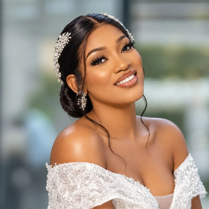 Mariée au chignon bas et diadème de perles – coiffure de mariage Agathe Beauty Hair